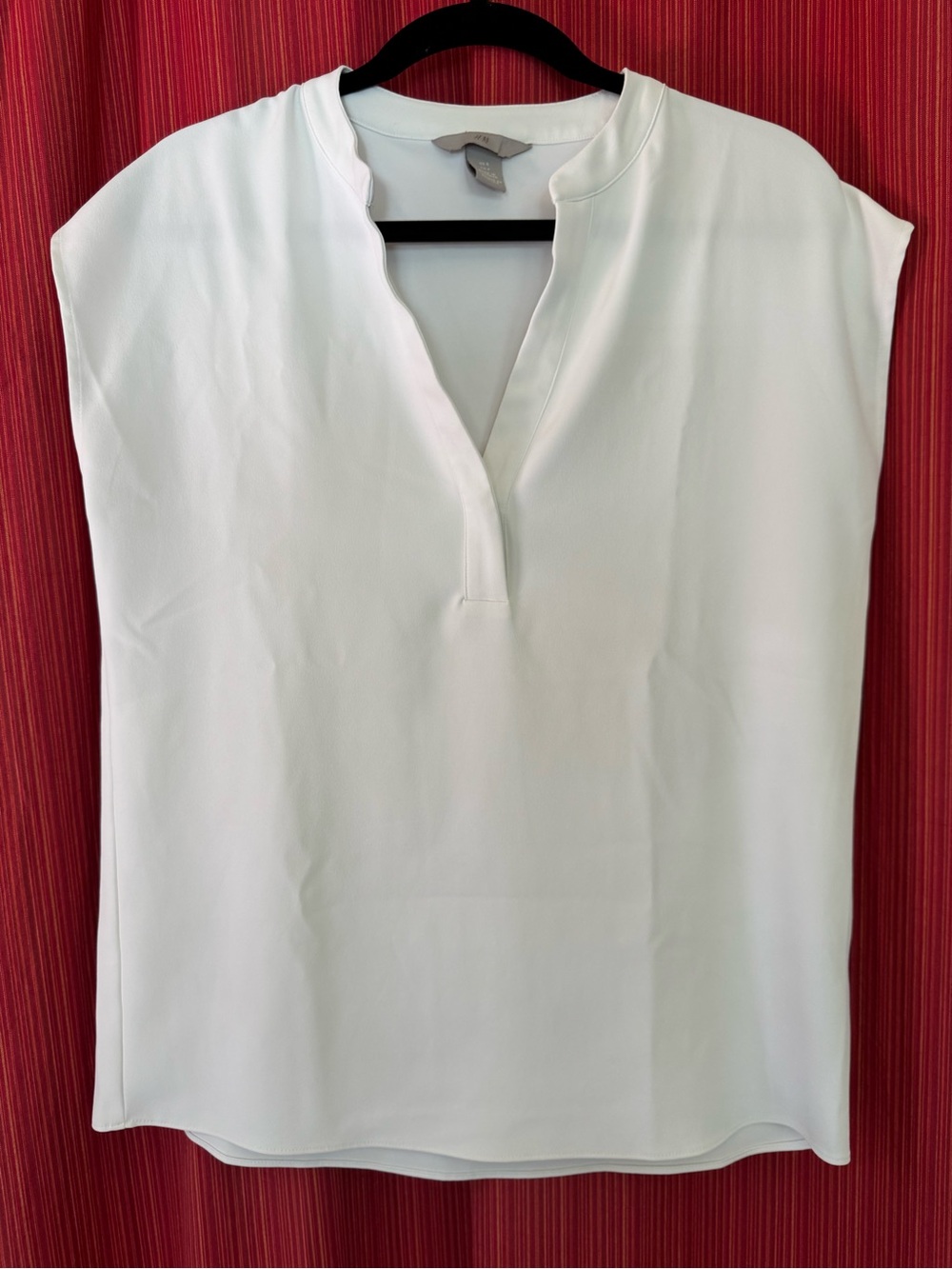 H&M white v neck sleeveless/cap sleeve blouse Size Small